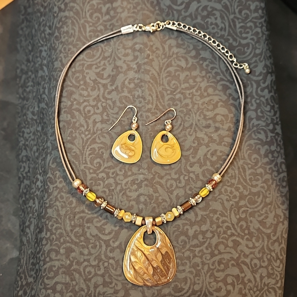 ✨️UPDATED✨️Vintage Signed Monet Enamel Pendant Necklace & Matching Earrings Set